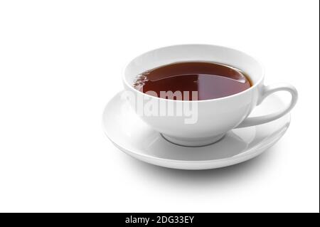 Eine Tasse Tee auf einer Untertasse auf einem weißen isolierten Hintergrund. Speicherplatz kopieren. Stockfoto