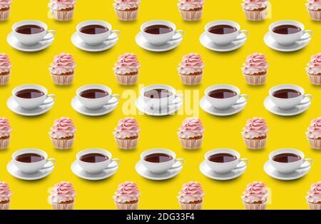 Biskuitkuchen mit Sahne in Form einer Rose und einer Tasse Tee auf einem gelb isolierten Hintergrund.das Konzept der Feier. Nahtloses Muster. Ursprung Stockfoto