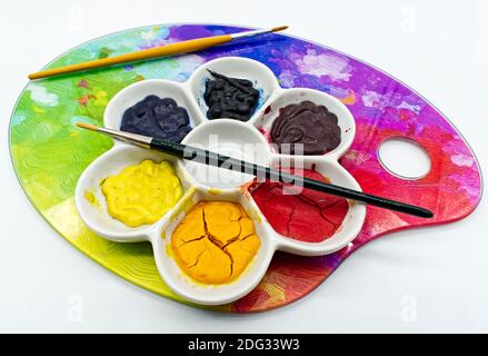 Farbpalette mit Acrylfarben und Pinsel, isoliert auf weißem Hintergrund Stockfoto