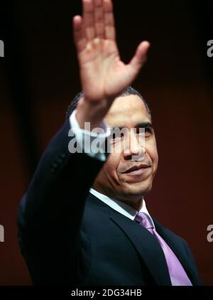 US-Präsident Barack Obama Präsident Barack Obama winkt dem Publikum nach der Unterzeichnung des Health Care and Education Reconciliation Act von 2010 am Northern Virginia Community College (NVCC) in Washington DC, USA am 30. März 2010 zu. Foto von Gary Fabiano/ABACAPRESS.COM Stockfoto