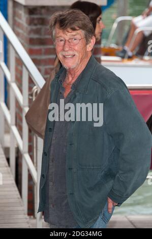 File photo - John Hurt verlässt das Foto "Tinker, Schneider, Soldat, Spion" während des 68. Internationalen Filmfestivals von Venedig im Palazzo del Casino am 5. September 2011 in Venedig, Italien. Der erfahrene Schauspieler Sir John Hurt ist im Alter von 77 Jahren gestorben, sagte sein Agent. Der BAFTA-Gewinner, bekannt für seine Rollen in Alien und der Elefantenmensch, arbeitete weiter, obwohl 2015 Bauchspeicheldrüsenkrebs diagnostiziert wurde. Vor kurzem spielte er als Pater Richard McSorley in Jackie, dem Biopic von Präsident John F. Kennedys Frau. Foto von Nicolas Genin/ABACAPRESS.COM Stockfoto