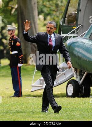 US-Präsident Barack Obama geht am 9. April 2010 nach seiner Rückkehr aus der Tschechischen Republik auf dem South Lawn des Weißen Hauses in Washington, DC, USA. Obama und sein russischer Amtskollege Dmitri Medwedew unterzeichneten einen wegweisenden Vertrag, der ihre Nationen zu großen nuklearen Rüstungsausfällen verpflichtete. Foto von Olivier Douliery /ABACAPRESS.COM Stockfoto