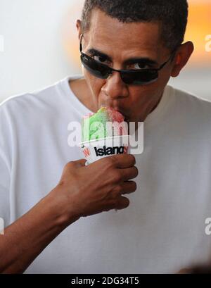 US-Präsident Barack Obama genießt am 1. Januar 2010 auf Island Snow hawaii in Kailua, HI, USA, das Rasiereis „Nowbama“ (CQ). Foto von Cory Lum/ABACAPRESS.COM Stockfoto