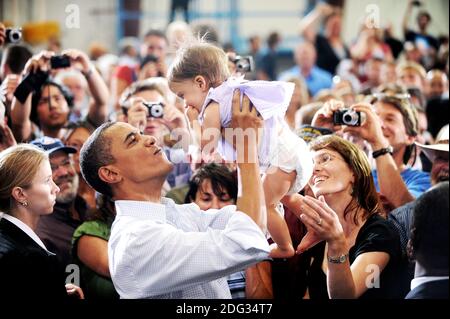 US-Präsident Barack Obama hält ein Baby nach einem Rathaustreffen in einem Hangar am Gallatin Field Airport in Belgrad, Montana, USA, am 14. August 2009 in die Höhe. Foto von Olivier Douliery/ABACAPRESS.COM Stockfoto