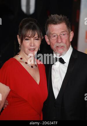 Foto der Datei - John Hurt und Ann Rees Meyers kommen am 12. Februar 2012 für die British Academy Film Awards (BAFTA) 2012 im Royal Opera House in Covent Garden im Zentrum von London an. Der erfahrene Schauspieler Sir John Hurt ist im Alter von 77 Jahren gestorben, sagte sein Agent. Der BAFTA-Gewinner, bekannt für seine Rollen in Alien und der Elefantenmensch, arbeitete weiter, obwohl 2015 Bauchspeicheldrüsenkrebs diagnostiziert wurde. Vor kurzem spielte er als Pater Richard McSorley in Jackie, dem Biopic von Präsident John F. Kennedys Frau. Foto von Denis Guignebourg/ABACAPRESS.COM Stockfoto