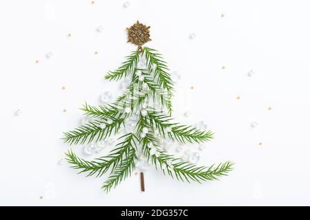 Weihnachtsbaum aus Araucaria Pflanzenzweigen, verziert mit goldenen Schneeflocken und Perlen. Stockfoto