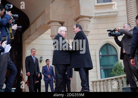 Der französische Präsident Francois Hollande, rechts, wird von seinem irakischen Amtskollegen Fuad Masum bei seiner Ankunft im Präsidentenpalast in Bagdad, Irak, am Montag, den 2. Januar 2017 begrüßt. Hollande ist für einen eintägigen Besuch im Irak. Foto von Christophe Ena/Pool/ABACAPRESS.COM Stockfoto