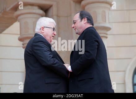 Der französische Präsident Francois Hollande, rechts, wird von seinem irakischen Amtskollegen Fuad Masum bei seiner Ankunft im Präsidentenpalast in Bagdad, Irak, am Montag, den 2. Januar 2017 begrüßt. Hollande ist für einen eintägigen Besuch im Irak. Foto von Christophe Ena/Pool/ABACAPRESS.COM Stockfoto