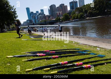 Melbourne, Australien, 4. Dezember 2020. Die Bootsschuppen auf der Yarra sind während des 35. Tages der Zero COVID-19 Fälle in Victoria, Australien, wieder zum Leben erwacht. Der Schul- und Gemeinschafts-Sport steigt an, und wenn sich das Wetter verbessert, wagen sich mehr Menschen aus und über diese großartige Stadt zu genießen. Premier Daniel Andrews wird immer mehr unter Druck gesetzt, sein Versprechen einzuhalten, alle verbleibenden Beschränkungen aufzuheben. Kredit: Dave Hewison/Alamy Live Nachrichten Stockfoto