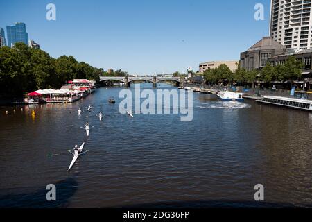 Melbourne, Australien, 4. Dezember 2020. Ruderer werden auf der Yarra während des 35. Tages von null COVID-19 Fällen in Victoria, Australien gesehen. Der Schul- und Gemeinschafts-Sport steigt an, und wenn sich das Wetter verbessert, wagen sich mehr Menschen aus und über diese großartige Stadt zu genießen. Premier Daniel Andrews wird immer mehr unter Druck gesetzt, sein Versprechen einzuhalten, alle verbleibenden Beschränkungen aufzuheben. Kredit: Dave Hewison/Alamy Live Nachrichten Stockfoto