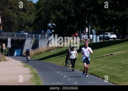 Melbourne, Australien, 4. Dezember 2020. Während des 35. Tages der Zero COVID-19 Fälle in Victoria, Australien, werden die Einheimischen beim Joggen entlang der Yarra beobachtet. Der Schul- und Gemeinschafts-Sport steigt an, und wenn sich das Wetter verbessert, wagen sich mehr Menschen aus und über diese großartige Stadt zu genießen. Premier Daniel Andrews wird immer mehr unter Druck gesetzt, sein Versprechen einzuhalten, alle verbleibenden Beschränkungen aufzuheben. Kredit: Dave Hewison/Alamy Live Nachrichten Stockfoto