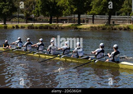 Melbourne, Australien, 4. Dezember 2020. Ruderer trainieren auf der Yarra während des 35. Tages der Zero COVID-19 Fälle in Victoria, Australien. Der Schul- und Gemeinschafts-Sport steigt an, und wenn sich das Wetter verbessert, wagen sich mehr Menschen aus und über diese großartige Stadt zu genießen. Premier Daniel Andrews wird immer mehr unter Druck gesetzt, sein Versprechen einzuhalten, alle verbleibenden Beschränkungen aufzuheben. Kredit: Dave Hewison/Alamy Live Nachrichten Stockfoto