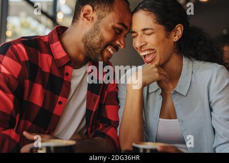 Schönes Paar in der Liebe lachend auf einem Kaffee Datum. Fröhliches Paar sitzt zusammen in einem Café. Stockfoto