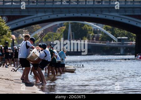 Melbourne, Australien, 4. Dezember 2020. Ruderer heben ihr Boot von der Yarra nach dem Training während des 35. Tages der Zero COVID-19 Fälle in Victoria, Australien. Der Schul- und Gemeinschafts-Sport steigt an, und wenn sich das Wetter verbessert, wagen sich mehr Menschen aus und über diese großartige Stadt zu genießen. Premier Daniel Andrews wird immer mehr unter Druck gesetzt, sein Versprechen einzuhalten, alle verbleibenden Beschränkungen aufzuheben. Kredit: Dave Hewison/Alamy Live Nachrichten Stockfoto