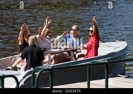 Melbourne, Australien, 4. Dezember 2020. Freunde winken, als sie am 35. Tag der Zero COVID-19 Fälle in Victoria, Australien, das Dock auf ihrem Mietboot verlassen. Der Schul- und Gemeinschafts-Sport steigt an, und wenn sich das Wetter verbessert, wagen sich mehr Menschen aus und über diese großartige Stadt zu genießen. Premier Daniel Andrews wird immer mehr unter Druck gesetzt, sein Versprechen einzuhalten, alle verbleibenden Beschränkungen aufzuheben. Kredit: Dave Hewison/Alamy Live Nachrichten Stockfoto