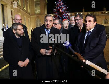 Der französische Oberrabbiner Haim Korsia, der Präsident des französischen Zentralkonsistoriums Joel Mergui, der französische Kardinal Andre Vingt-Trois, der Präsident der protestantischen Föderation Frankreichs Pastor Francois Clavairoly nach der Neujahrsansprache des französischen Präsidenten an die religiösen Autoritäten am 5. Januar 2017 im Elysee-Palast in Paris, Frankreich. Foto von Somer/ABACAPRESS.COM Stockfoto