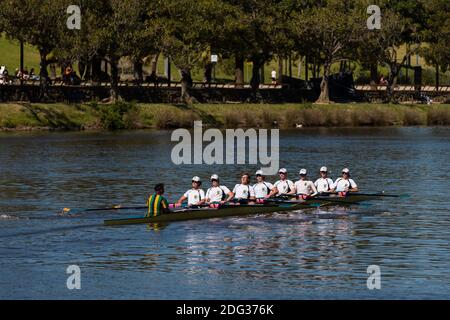 Melbourne, Australien, 4. Dezember 2020. Am 35. Tag der Zero COVID-19-Fälle in Victoria, Australien, wird eine 8-köpfige Crew auf der Yarra trainiert. Der Schul- und Gemeinschafts-Sport steigt an, und wenn sich das Wetter verbessert, wagen sich mehr Menschen aus und über diese großartige Stadt zu genießen. Premier Daniel Andrews wird immer mehr unter Druck gesetzt, sein Versprechen einzuhalten, alle verbleibenden Beschränkungen aufzuheben. Kredit: Dave Hewison/Alamy Live Nachrichten Stockfoto