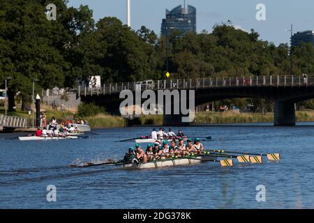 Melbourne, Australien, 4. Dezember 2020. Am 35. Tag der Zero COVID-19 Fälle in Victoria, Australien, werden Rudercrews auf der Yarra trainiert. Der Schul- und Gemeinschafts-Sport steigt an, und wenn sich das Wetter verbessert, wagen sich mehr Menschen aus und über diese großartige Stadt zu genießen. Premier Daniel Andrews wird immer mehr unter Druck gesetzt, sein Versprechen einzuhalten, alle verbleibenden Beschränkungen aufzuheben. Kredit: Dave Hewison/Alamy Live Nachrichten Stockfoto