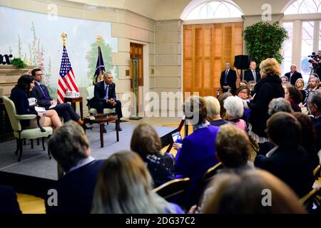 Kathy Oller aus Kentucky, die 2008 und 2012 für den US-Präsidenten Barack Obama und 2016 für den designierten Präsidenten Donald Trump gestimmt hat, Und wer eine Menge Leute für den Affordable Care Act (ACA) in Kentucky angemeldet hat, steht und stellt dem Präsidenten eine Frage, wie er am Freitag, 6. Januar 2017, von Ezra Klein und Sarah Kliffon im Blair House in Washington, DC, auf Vox interviewt wird. Im Laufe des Interviews verteidigte er die und forderte den GOP-geführten Kongress auf, einen besseren Plan zu entwickeln.Quelle: Ron Sachs / Pool via CNP Stockfoto