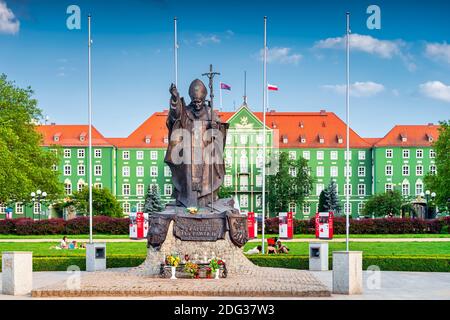 Szczecin, Polen, Juni 2019 Statue von Papst Johannes Paul II. Auf Jasne Blonia Platz mit grünen stadtrat Gebäude Hintergrund Stockfoto