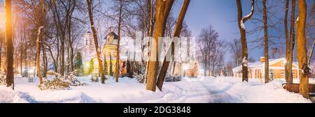 Gomel, Weißrussland. Stadtpark In Winternacht. Peter und Paul Kathedrale und Kapelle-Grab von Paskevich (1870-1889 Jahre). Rumyantsevs Und Paskeviches Park Stockfoto