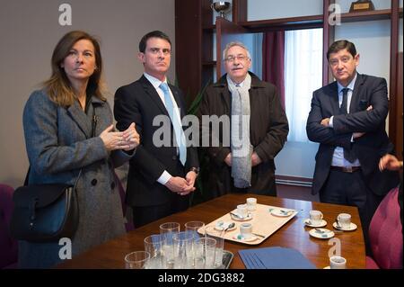 Der ehemalige französische Premierminister Manuel Valls, der französische Minister für Städte, Jugend und Sport Patrick Kanner und Anne Gravoin, Ehefrau des ehemaligen französischen Premierministers und Kandidatin für Vorwahlen der Sozialistischen Partei für die französischen Präsidentschaftswahlen 2017, Manuel Valls, während eines Treffens in Lievin, Frankreich am 08. Januar 2017. Foto von Eliot Blondt/ABACAPRESS.COM Stockfoto