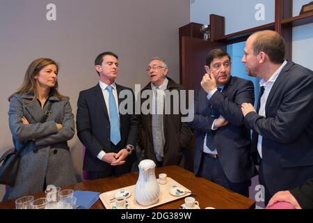 Der ehemalige französische Premierminister Manuel Valls, der französische Minister für Städte, Jugend und Sport Patrick Kanner und Anne Gravoin, Ehefrau des ehemaligen französischen Premierministers und Kandidatin für Vorwahlen der Sozialistischen Partei für die französischen Präsidentschaftswahlen 2017, Manuel Valls, während eines Treffens in Lievin, Frankreich am 08. Januar 2017. Foto von Eliot Blondt/ABACAPRESS.COM Stockfoto