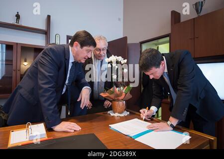 Der ehemalige französische Premierminister Manuel Valls, der französische Minister für Städte, Jugend und Sport Patrick Kanner und Anne Gravoin, Ehefrau des ehemaligen französischen Premierministers und Kandidatin für Vorwahlen der Sozialistischen Partei für die französischen Präsidentschaftswahlen 2017, Manuel Valls, während eines Treffens in Lievin, Frankreich am 08. Januar 2017. Foto von Eliot Blondt/ABACAPRESS.COM Stockfoto