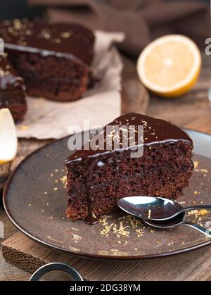 Köstliche Scheibe Schokoladenkuchen auf einem braunen Holzhintergrund. Stockfoto