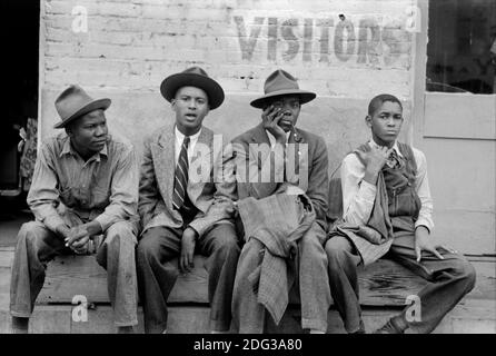 Vier junge afroamerikanische Männer sitzen auf der Bank, Waco, Texas, USA, Foto von Russell Lee, Office of war Information/USA Farm Security Administration, November 1939 Stockfoto