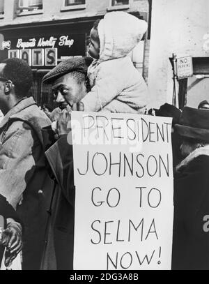 Protestant mit Kind auf Schultern, das Zeichen hält Protestierende Rassismus in Selma, Alabama, Harlem, New York, USA, Foto von Stanley Wolfson, New York World-Telegram und The Sun Newspaper Photograph Collection, 15. März 1965 Stockfoto