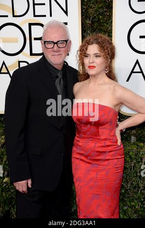 Malcolm McDowell und Bernadette Peters nehmen am 8. Januar 2017 an den 74. Annual Golden Globe Awards im Beverly Hilton in Beverly Hills, Los Angeles, CA, USA, Teil. Foto von Lionel Hahn/ABACAPRESS.COM Stockfoto