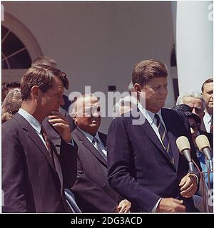 Washington, DC -- Präsentation der jungen amerikanischen Medaillen für Tapferkeit im Rosengarten im Weißen Haus in Washington, DC, USA, am 7. Mai 1963. Von links nach rechts: US-Generalstaatsanwalt Robert F. Kennedy; Direktor von FBI J. Edgar Hoover; US-Präsident John F. Kennedy. Foto von White House via CNP Stockfoto