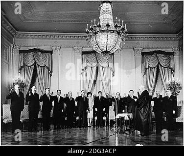 Vereidigung des Kabinetts von US-Präsident John F. Kennedy im East Room des weißen Hauses am 21. Januar 1961. US Chief Justice Earl Warren verwaltet Eid zu (L-R) Dean Rusk, Secretary Of State; Douglas Dillon, Minister fuer dem Fiskus; Robert S. McNamara, Verteidigungsminister; Kennedy, Generalstaatsanwalt; J. Edward Day, Postmeister-General; Stewart Udall, Staatssekretär des Innern; First Lady Jacqueline Kennedy; US-Präsident John F. Kennedy; Adlai, US-Vertreter bei den Vereinten Nationen; Orville Freeman, Sekretär für Landwirtschaft; (versteckte: Luther H Stockfoto