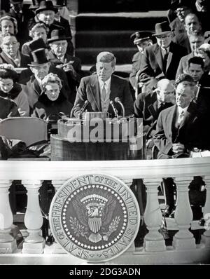 US-Präsident John F. Kennedy hält seine Antrittsrede, nachdem er als 35. Präsident der Vereinigten Staaten an der Ostfront des US-Kapitols in Washington, DC, USA, am Freitag, 20. Januar 1961 vereidigt wurde. US-Vizepräsident Lyndon B. Johnson schaut von rechts. Foto von Arnie Sachs / CNP Stockfoto