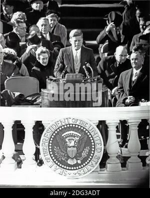 US-Präsident John F. Kennedy hält seine Antrittsrede, nachdem er als 35. Präsident der Vereinigten Staaten an der Ostfront des US-Kapitols in Washington, DC, USA, am Freitag, 20. Januar 1961 vereidigt wurde. US-Vizepräsident Lyndon B. Johnson schaut von rechts. Foto von Arnie Sachs / CNP Stockfoto