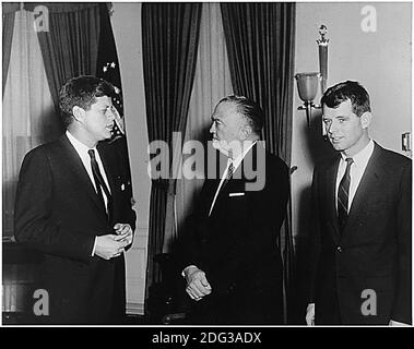 Besuch des Generalstaatsanwalts der Vereinigten Staaten Robert F. Kennedy und des Direktors des Federal Bureau of Investigation (FBI) J. Edgar Hoover beim Oval Office im Weißen Haus am 23. Februar 1961. Von links nach rechts: US-Präsident John F. Kennedy; Direktor des FBI J. Edgar Hoover; US-Generalstaatsanwalt Robert F. Kennedy. Foto von White House via CNP Stockfoto