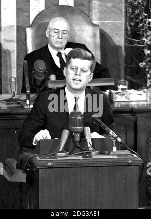 US-Präsident John F. Kennedy skizzierte seine Vision für bemannte Erforschung des Weltraums auf einer gemeinsamen Sitzung des Kongresses der Vereinigten Staaten, in Washington, DC, USA, am 25. Mai 1961, als er erklärte: "...Ich glaube, diese Nation sollte sich verpflichten, das Ziel zu erreichen, bevor dieses Jahrzehnt ist aus, Einen Mann auf dem Mond landen und ihn sicher auf die Erde zurückbringen." Dieses Ziel wurde erreicht, als Astronaut Neil A. Armstrong der erste Mensch wurde, der um 10:56 Uhr den Mond betrat. EDT, 20. Juli 1969. Im Hintergrund ist der Sprecher des Hauses Sam T. Rayburn (Demokrat von Texas) zu sehen. Foto von Ar Stockfoto