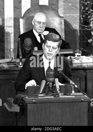 US-Präsident John F. Kennedy skizzierte seine Vision für bemannte Erforschung des Weltraums auf einer gemeinsamen Sitzung des Kongresses der Vereinigten Staaten, in Washington, DC, USA, am 25. Mai 1961, als er erklärte: "...Ich glaube, diese Nation sollte sich verpflichten, das Ziel zu erreichen, bevor dieses Jahrzehnt ist aus, Einen Mann auf dem Mond landen und ihn sicher auf die Erde zurückbringen." Dieses Ziel wurde erreicht, als Astronaut Neil A. Armstrong der erste Mensch wurde, der um 10:56 Uhr den Mond betrat. EDT, 20. Juli 1969. Im Hintergrund ist der Sprecher des Hauses Sam T. Rayburn (Demokrat von Texas) zu sehen. Foto von Ar Stockfoto