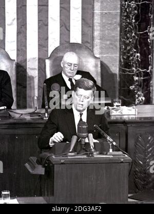 US-Präsident John F. Kennedy skizzierte seine Vision für bemannte Erforschung des Weltraums auf einer gemeinsamen Sitzung des Kongresses der Vereinigten Staaten, in Washington, DC, USA, am 25. Mai 1961, als er erklärte: "...Ich glaube, diese Nation sollte sich verpflichten, das Ziel zu erreichen, bevor dieses Jahrzehnt ist aus, Einen Mann auf dem Mond landen und ihn sicher auf die Erde zurückbringen." Dieses Ziel wurde erreicht, als Astronaut Neil A. Armstrong der erste Mensch wurde, der um 10:56 Uhr den Mond betrat. EDT, 20. Juli 1969. Im Hintergrund ist der Sprecher des Hauses Sam T. Rayburn (Demokrat von Texas) zu sehen. Foto von Ar Stockfoto