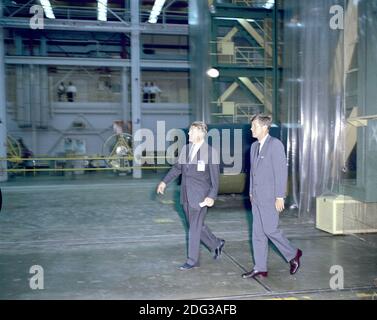 US-Präsident John F. Kennedy besuchte am 11. September 1962 das Marshall Space Flight Center (MSFC) in Huntsville, Alabama, USA. Hier besichtigen Präsident Kennedy und Dr. Wernher von Braun, MSFC-Direktor, eines der Labors. Foto von NASA via CNP Stockfoto