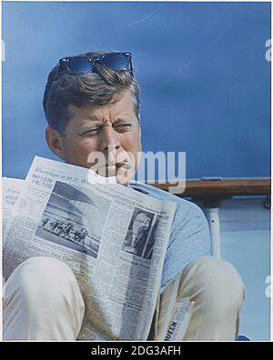 US-Präsident John F. Kennedy mit Zigarre und New York Times an Bord der "Honey Fitz" vor Hyannisport, MA, USA, am 31. August 1963. Foto von Cecil Stoughton/White House via CNP Stockfoto