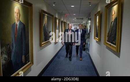 Der US-Vizepräsident Mike Pence (links) und der NASA-Administrator Jim Bridenstine gehen am 23. April 2018 in Washington, DC, den Flur entlang. Stockfoto