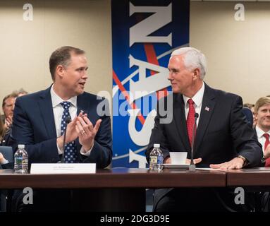 NASA-Administrator Jim Bridenstine (links) und US-Vizepräsident Mike Pence sprechen mit den NASA-Leitern am NASA-Hauptsitz am 23. April 2018 in Washington, DC. Stockfoto