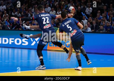 Die Franzosen Luka Karabatic und Nedim Remili kämpfen gegen den Brasilianer Joao Pedro Silva während des ersten Spiels der Gruppe A der Handball-Weltmeisterschaft 2017 Frankreich gegen Brasilien in der AccorHotels Arena, Paris, Frankreich, am 11. Januar 2017. Frankreich gewann 31-16. Foto von Henri Szwarc/ABACAPRESS.COM Stockfoto