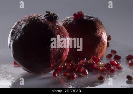 Zwei Granatäpfel Stockfoto