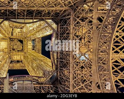 Eiffelturm bei Nacht. Paris Frankreich Nacht Landschaft Blick von unten auf den Eiffelturm am Abend Stockfoto