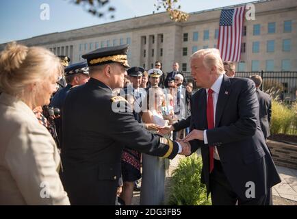 US-Präsident Donald Trump begrüßt den Stabschef der Armee Mark Milley vor Beginn der Zeremonie 9/11 im Pentagon am 11. September 2017 in Washington, DC. Stockfoto