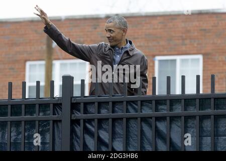 US-Präsident Barack Obama steht auf einem Picknicktisch, um über einen Zaun zu winken, um die Menschen vor Ort zu jubeln, nachdem er an einer Veranstaltung zum Martin Luther King Jr. Day im Jobs have Priority Naylor Road Family Shelter in Washington, DC, USA, teilgenommen hat,16. Januar 2017. Stockfoto