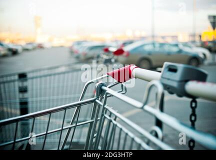 Shopping Carts in der Nähe der Shopping Mall Parkplatz Outdors Stockfoto